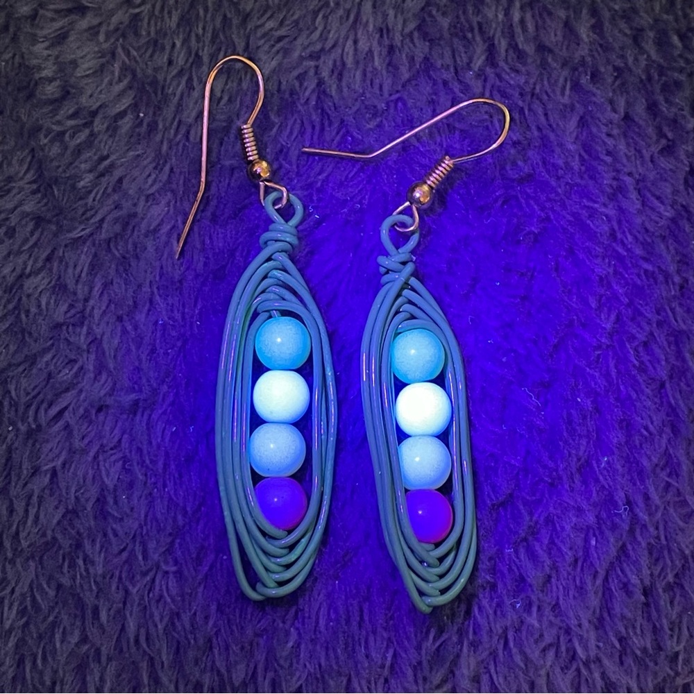 Vtg/modern artisan style peas in a pod dangle earrings whimsical wearable art - Picture 2 of 8